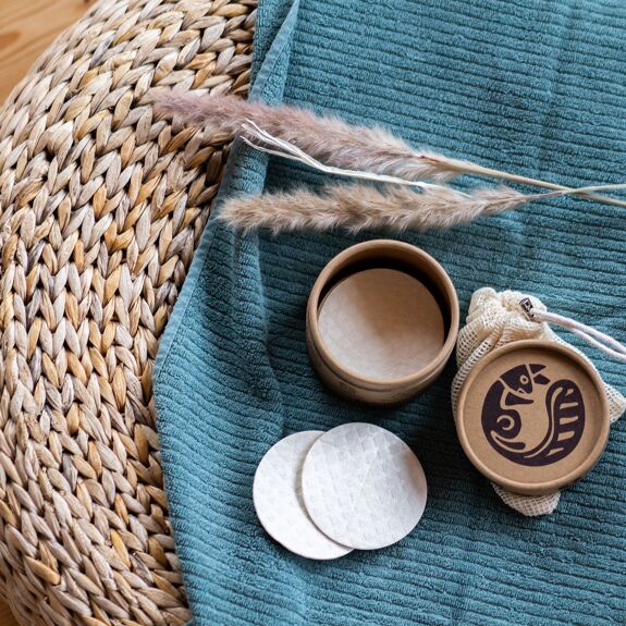 Make-up removal pads made of sponge cloth
