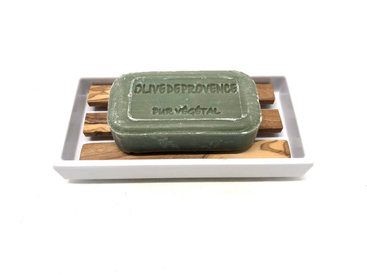 Weiße Seifenschale mit Olivenholzeinsatz